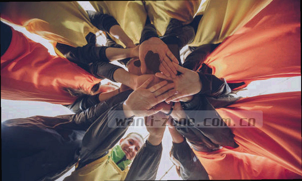 三段并排的时间轴对比图，长度差以铜金条表现